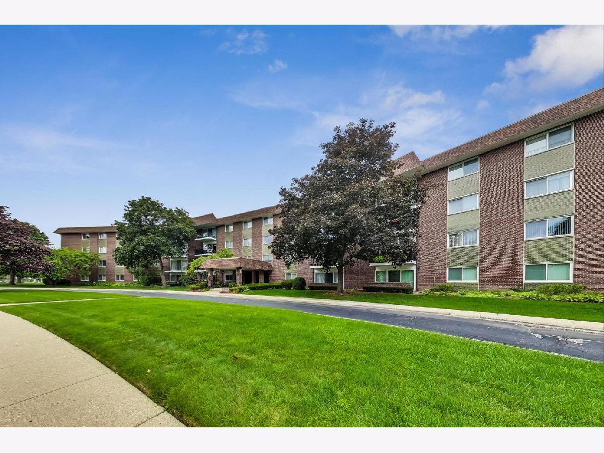 Condominiums & Homes Sold Green Acres Arlington Heights Illinois, 1025 Fernandez