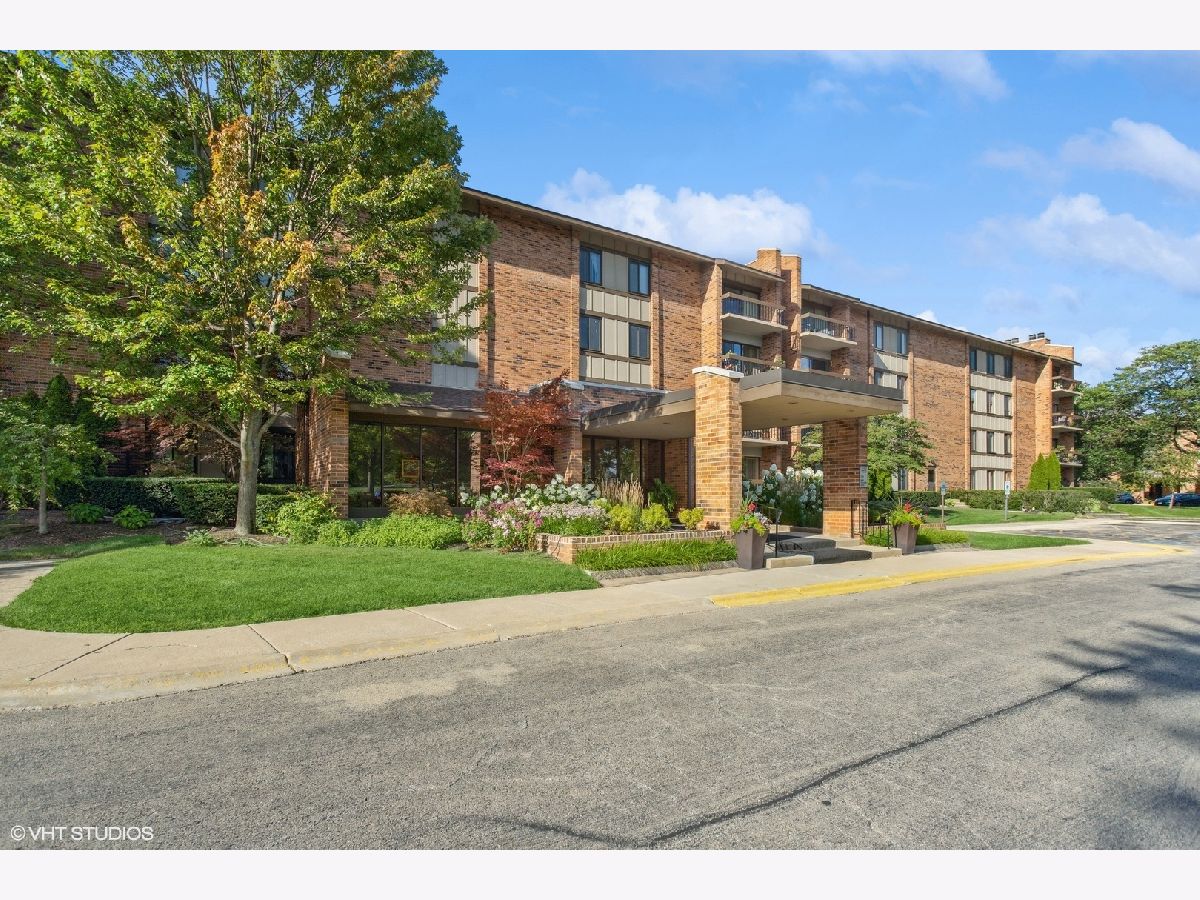 Lake Hinsdale Village Willowbrook IL, Condos & Townhomes For Sale & For