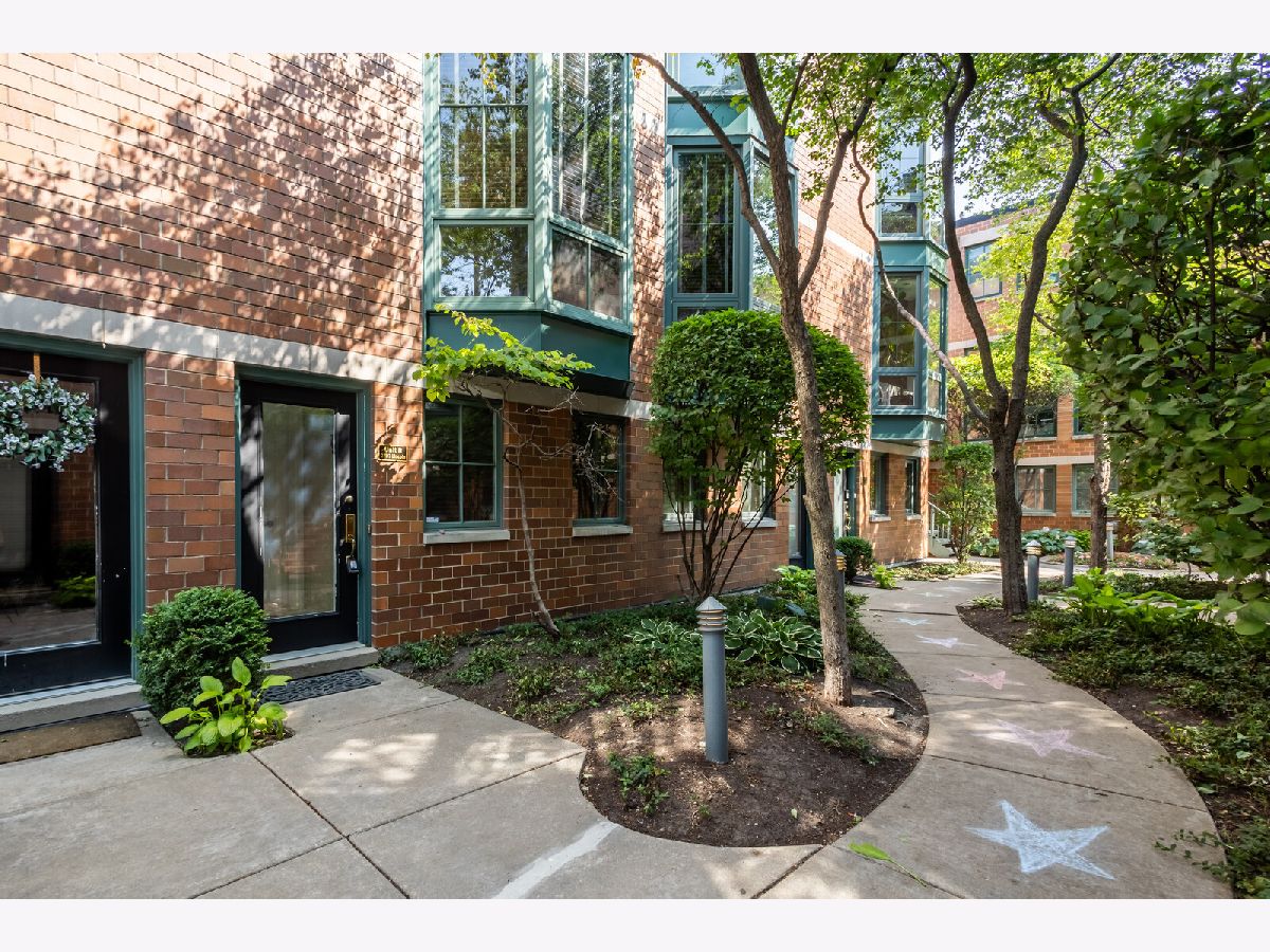 Townhomes Rented Seminary Court Chicago Illinois, 2707 Lincoln
