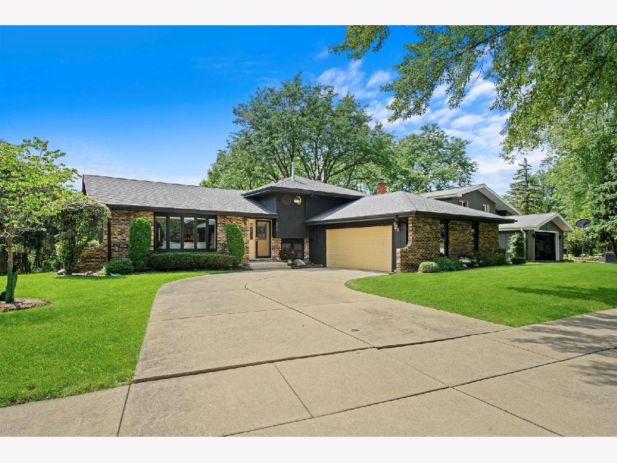 Homes Sold Mending Wall Woodridge Illinois, 8360 Mending Wall
