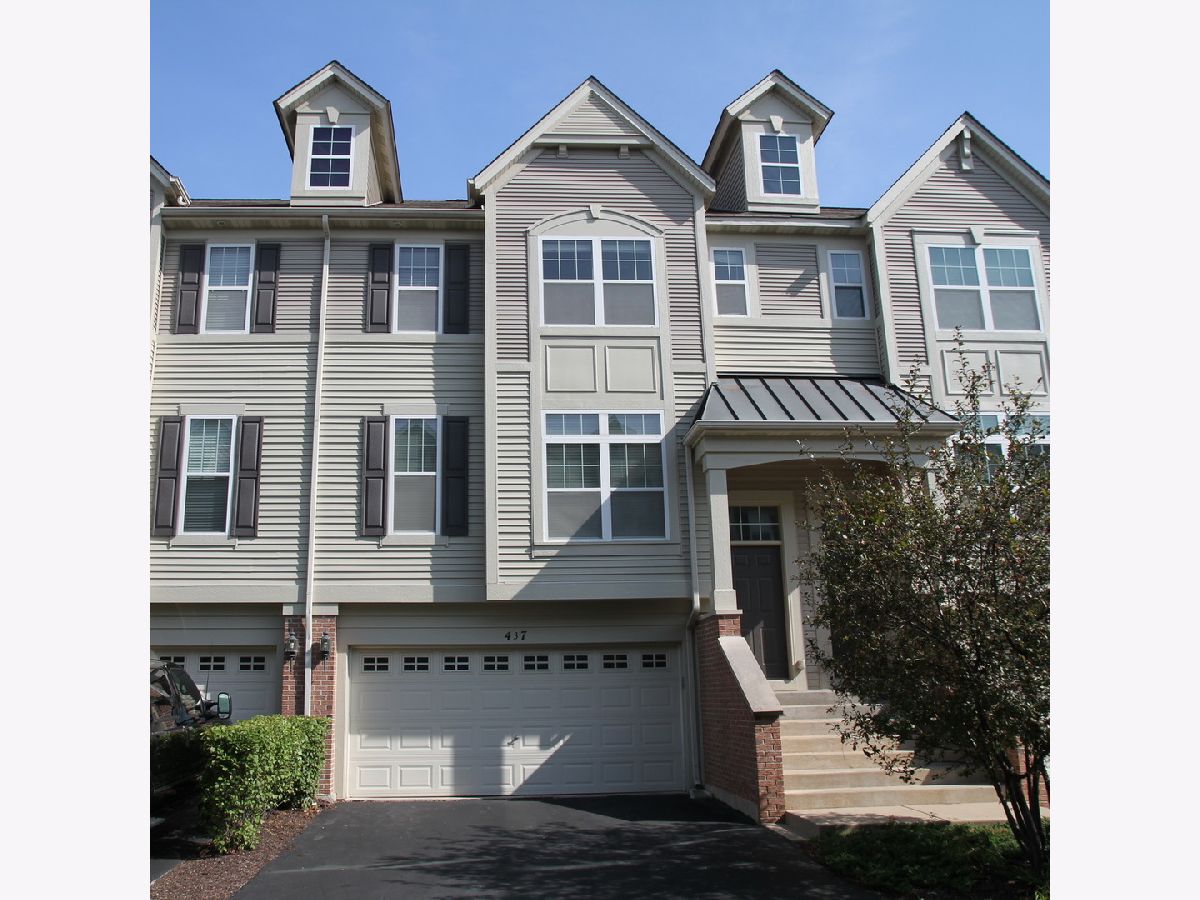 Townhomes Rented Yorkshire Square Aurora Illinois, 437 Commerce