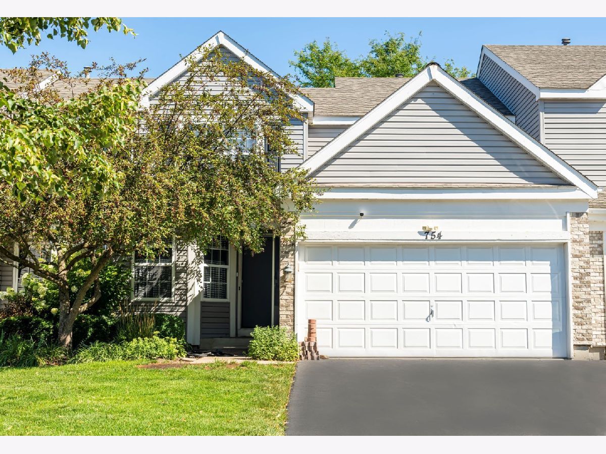 Townhomes Rented Mistwood Crystal Lake Illinois, 754 Savannah