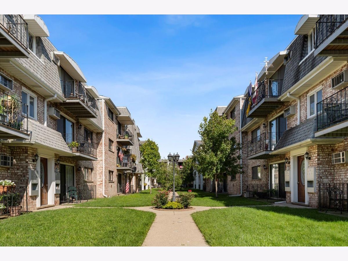 Condominiums Sold Innisbrook Chicago Illinois, 5367 Delphia