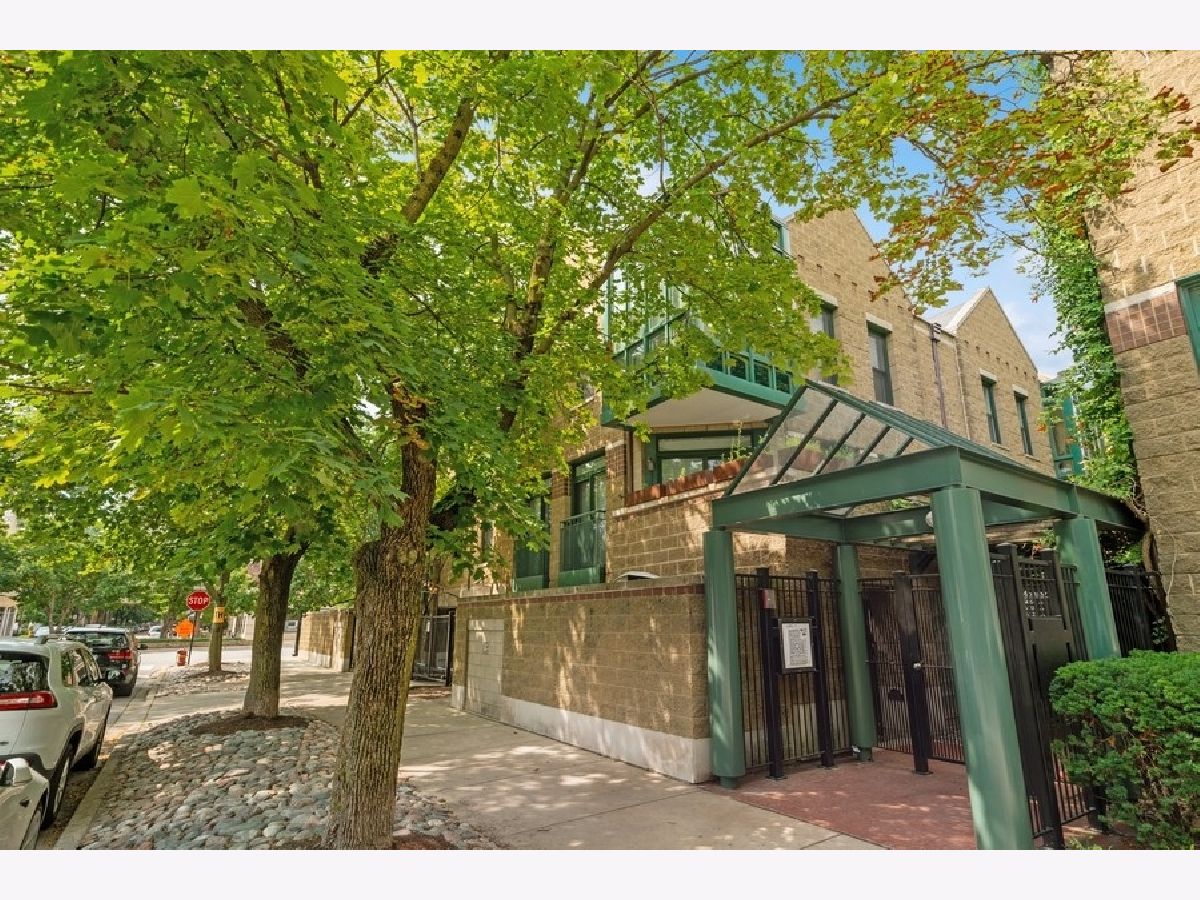 Townhomes Sold Larrabee Commons Chicago Illinois, 1610 Mohawk