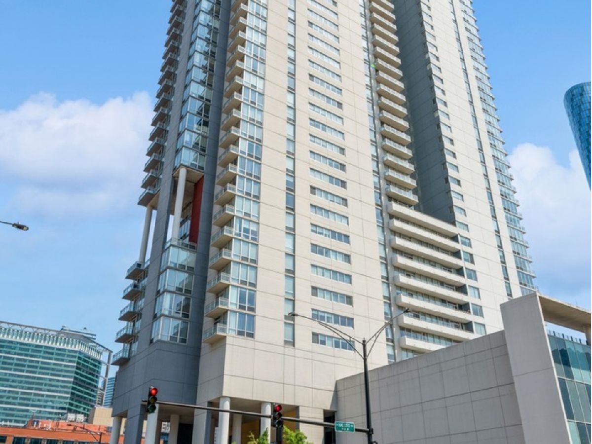Condominiums Sold Skybridge Chicago Illinois, 737 Washington
