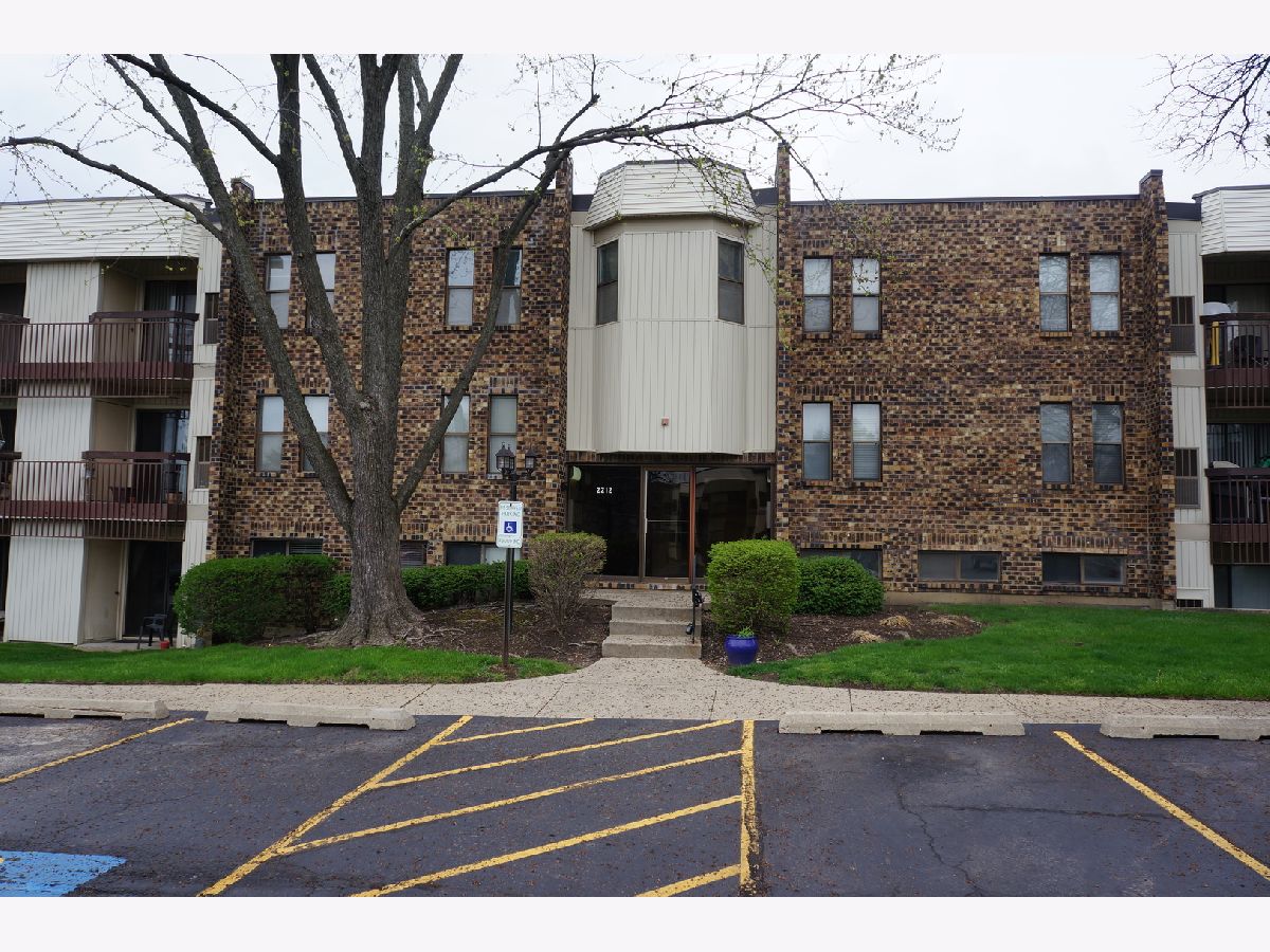 Condominiums & Homes Rented Country Club Woodridge Illinois, 2212 Country Club