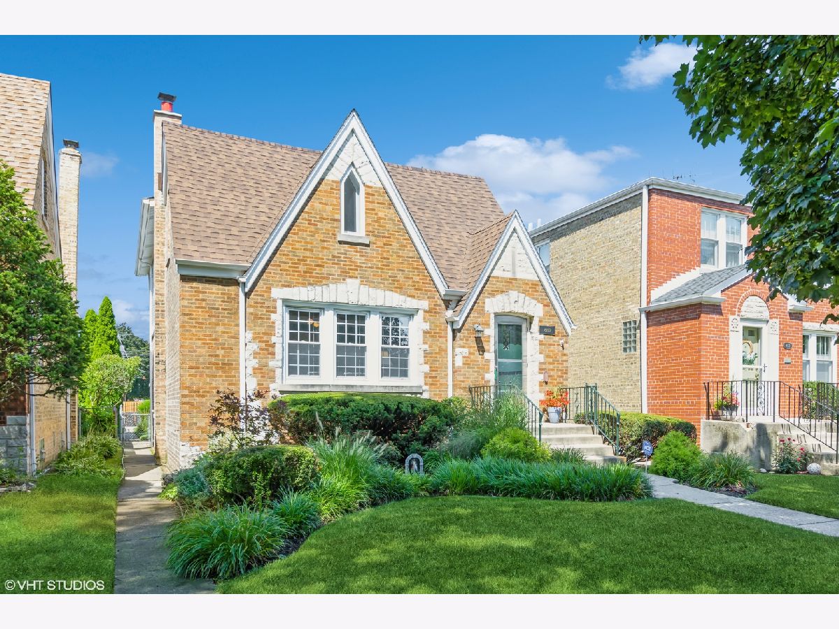 Homes & Condominiums Sold Forest Glen Chicago Illinois, 4900 Balmoral