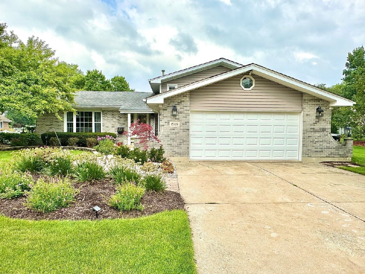 Homes & Condos & Townhomes Sold Country Creek New Lenox Illinois, 1509 Cherrywood