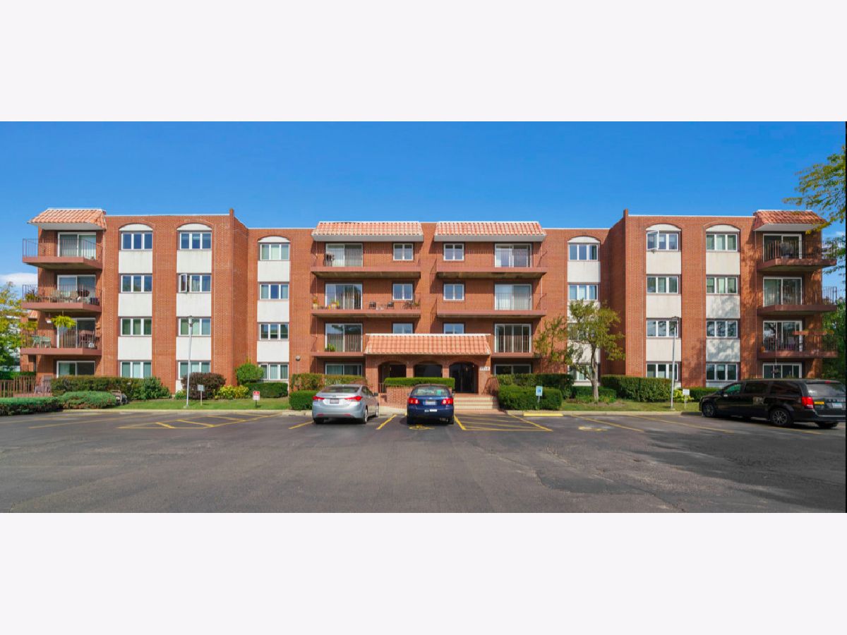 Condominiums Sold Spanish Courts Highland Park Illinois, 2066 Saint Johns