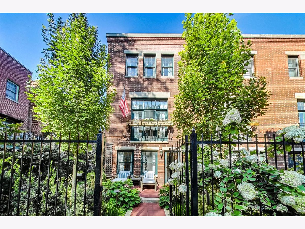 Townhomes & Condos & Homes Sold Embassy Club Chicago Illinois, 2652 Southport