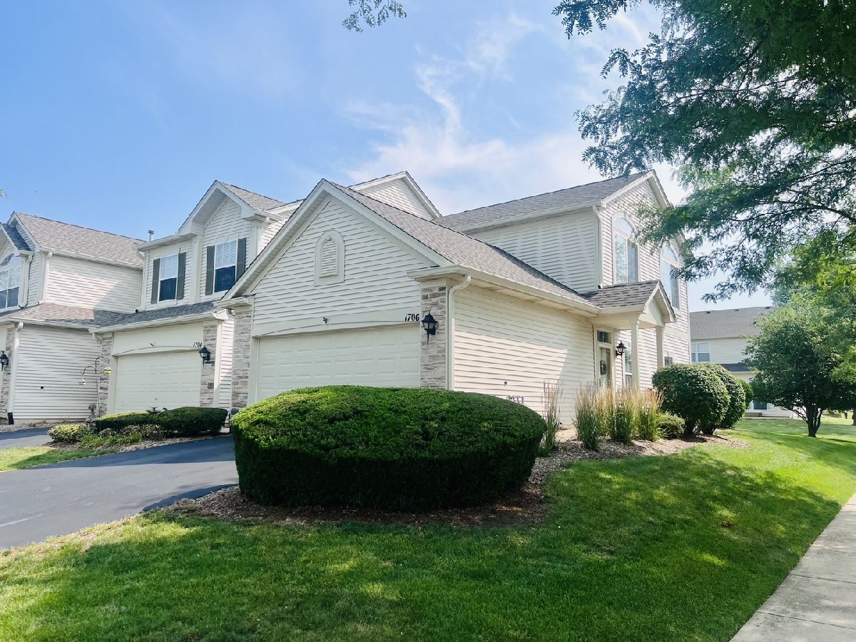 Townhomes & Condos & Homes Sold Grand Pointe Trails Aurora Illinois, 1706 Fredericksburg