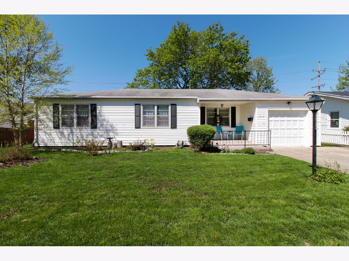 Homes & Condos & Townhomes Sold Meadowbrook Bloomington Illinois, 1013 Mcgregor