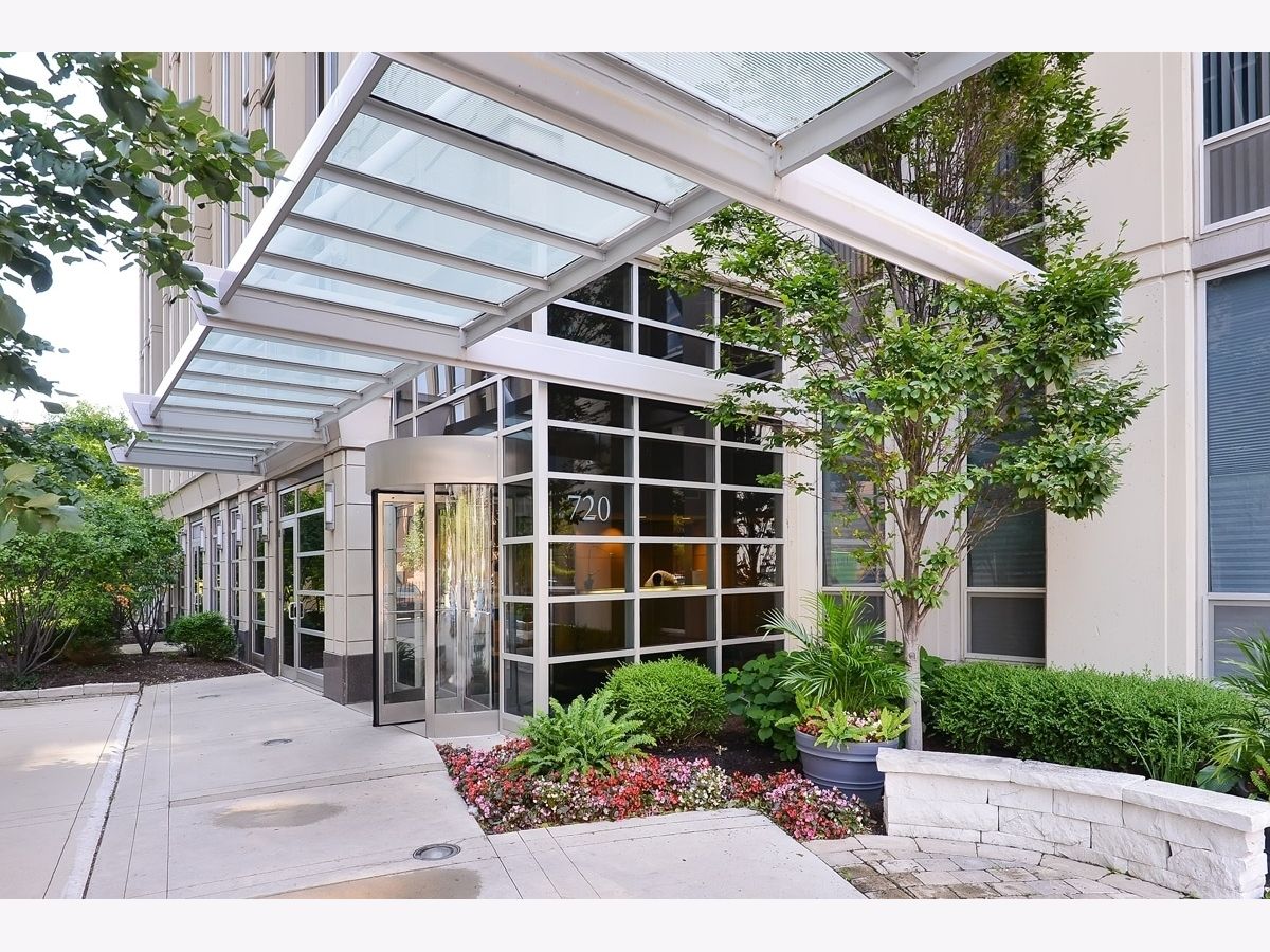 Condominiums Sold Two River Place Chicago Illinois, 720 Larrabee
