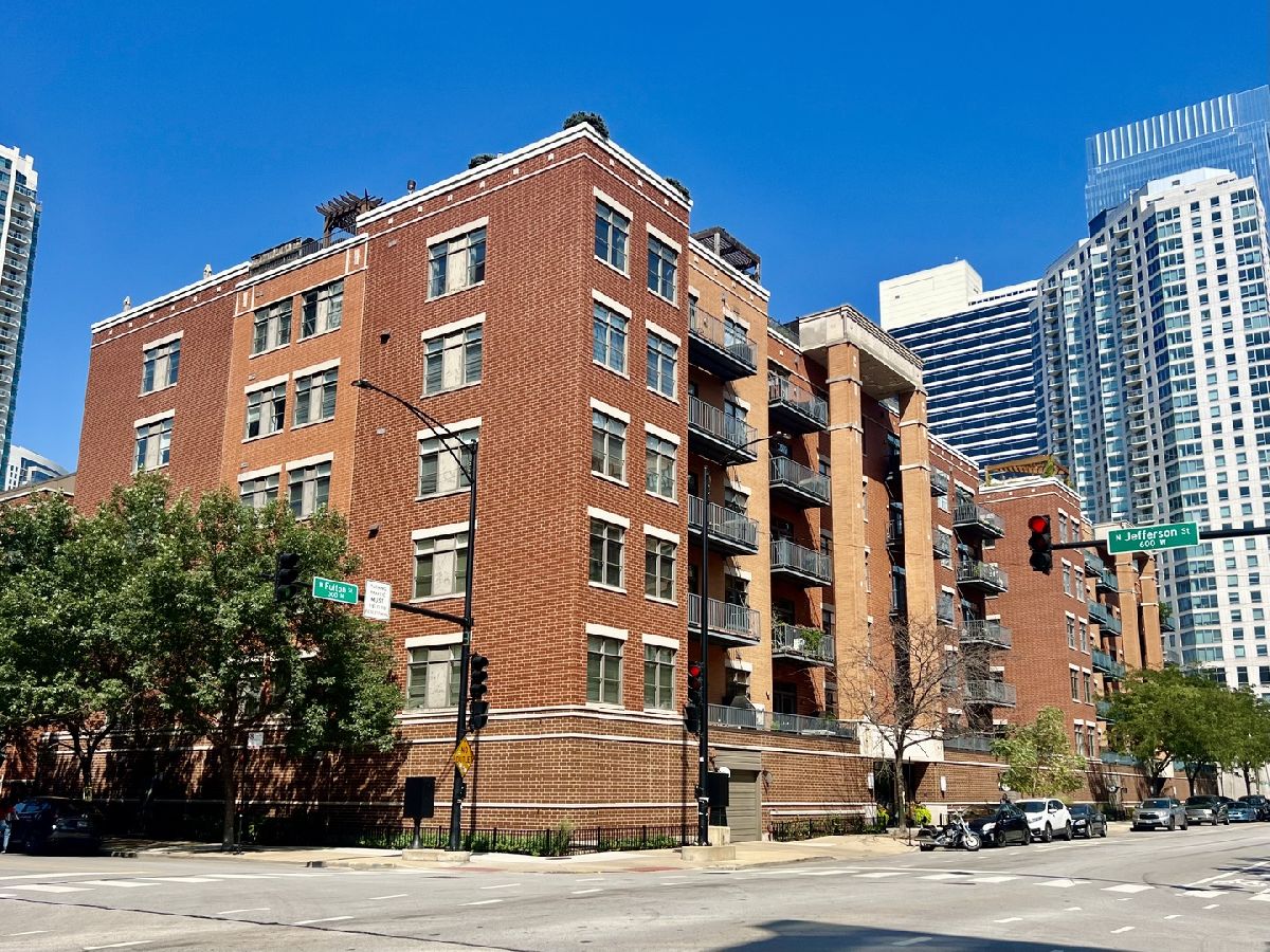 Condos & Townhomes Rented Fulton Station Chicago Illinois, 560 Fulton
