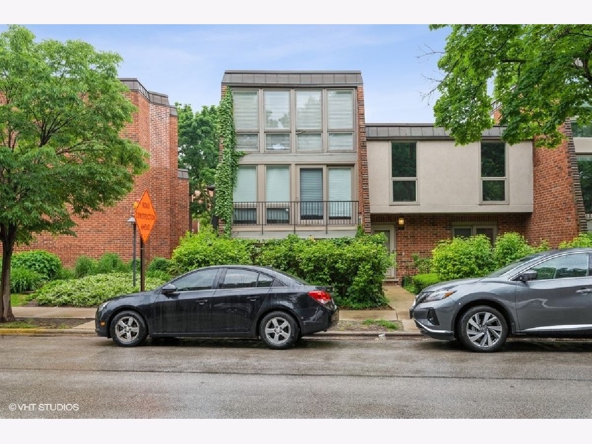 Condominiums Rented Walpole Point Chicago Illinois, 2040 Larrabee