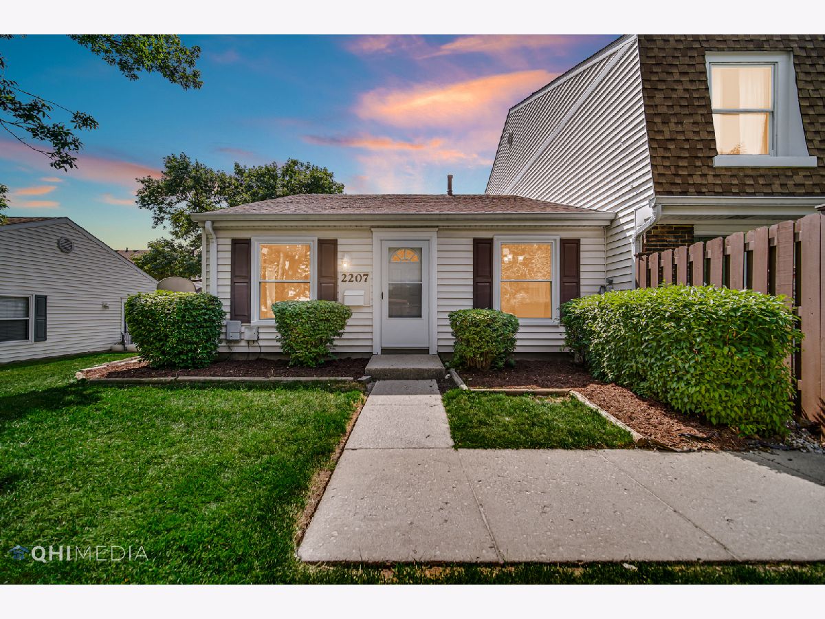 Townhomes & Condos Sold Sheffield Manor Schaumburg Illinois, 2207 Brittany