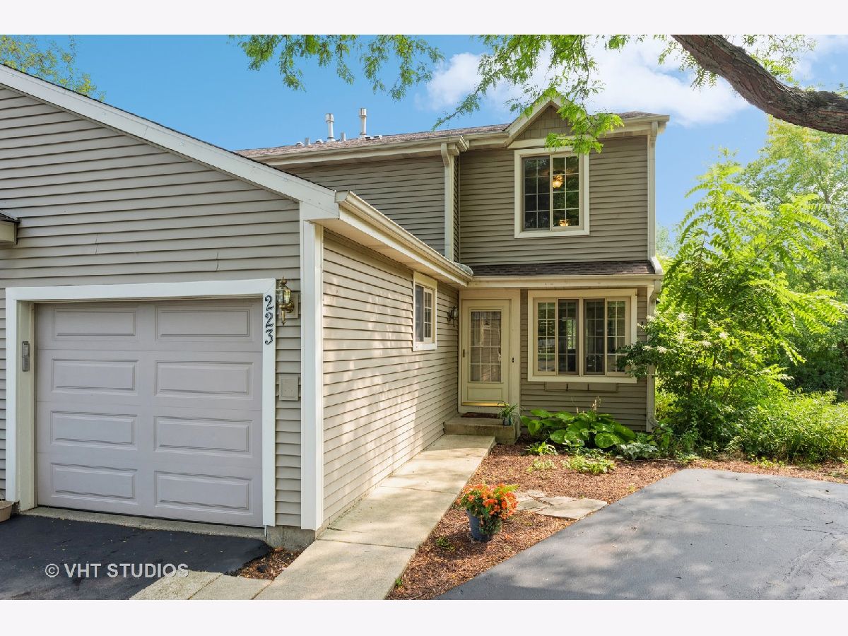 Townhomes & Homes Rented Forest Knoll Palatine Illinois, 223 Forest Knoll
