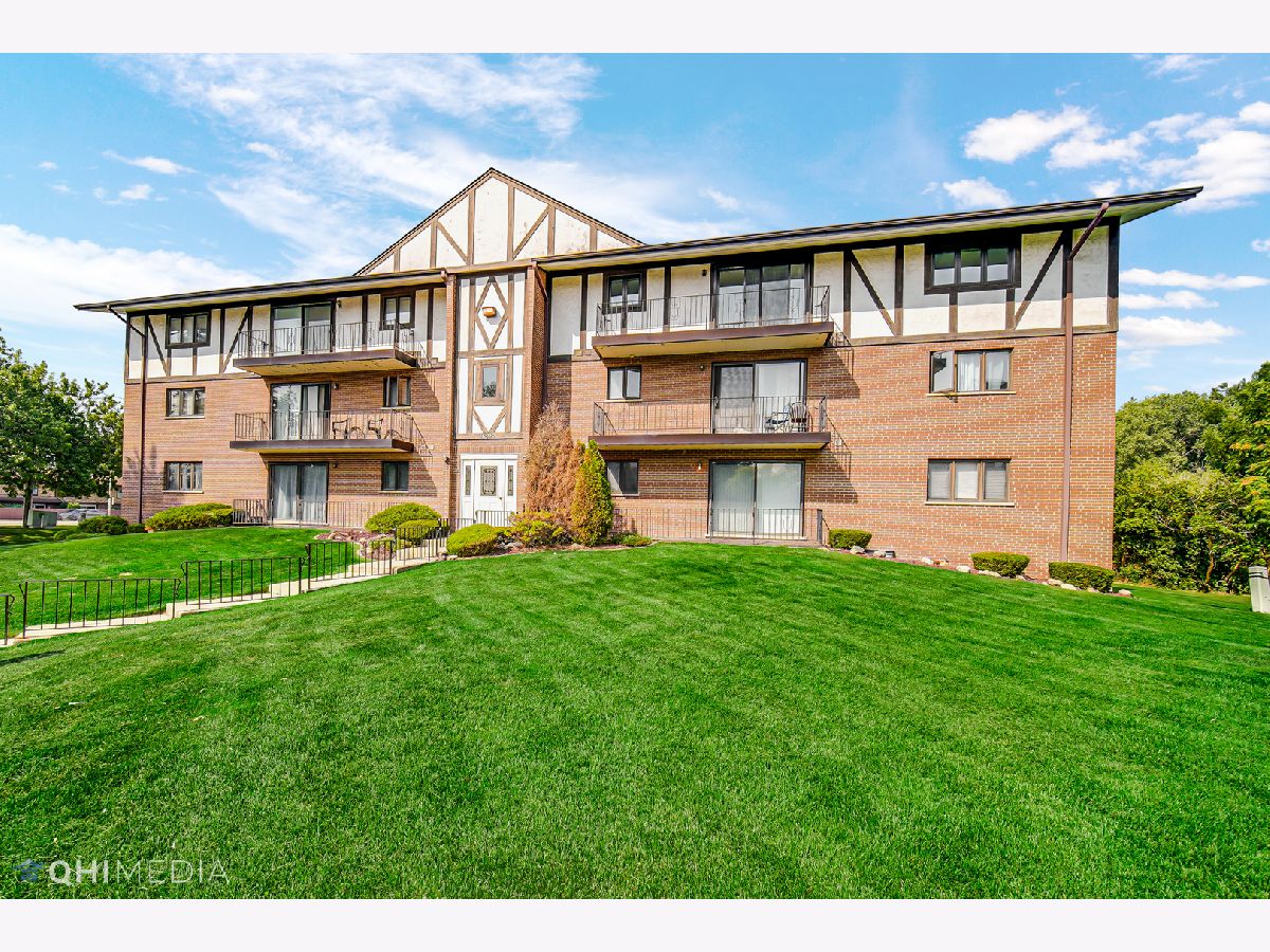 Condominiums Sold Green Valley Palos Hills Illinois, 11000 Theresa
