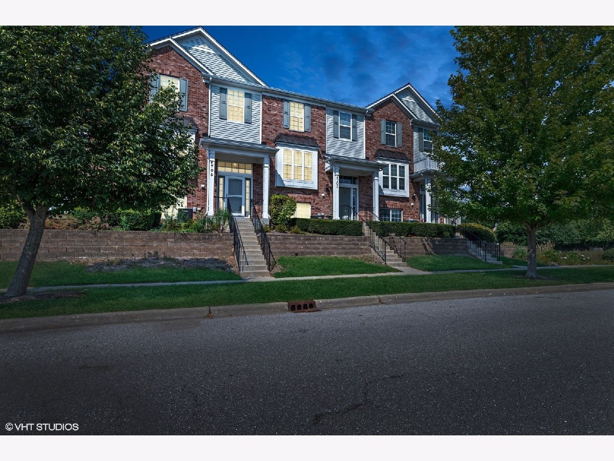 Townhomes & Condos Rented Heritage Park Lindenhurst Illinois, 4705 Farmington