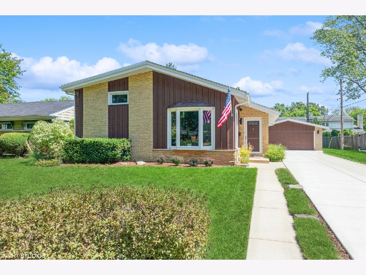 Homes & Townhomes & Condos Sold Lions Park Mount Prospect Illinois, 813 Emerson