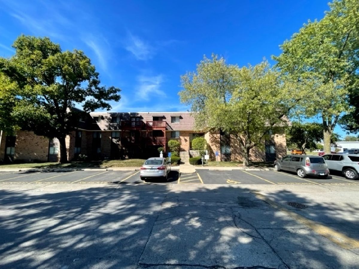 Condominiums Rented Acorn Woods Aurora Illinois, 1895 Tall Oaks