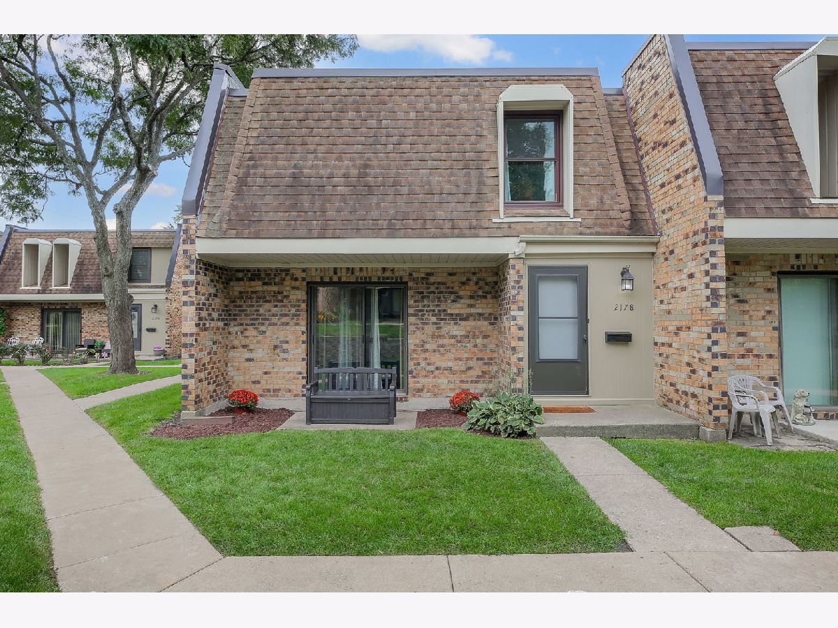 Condominiums & Homes Sold Country Club Woodridge Illinois, 2178 Country Club