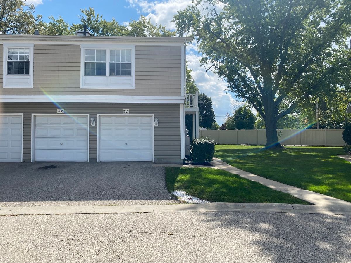 Townhomes & Condos Rented Cedar Run Wheeling Illinois, 1207 Cypress