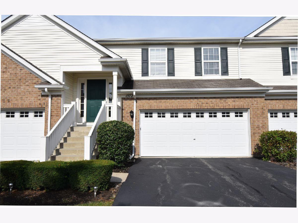 Townhomes & Condos Rented Canterbury Place Algonquin Illinois, 1572 Millbrook