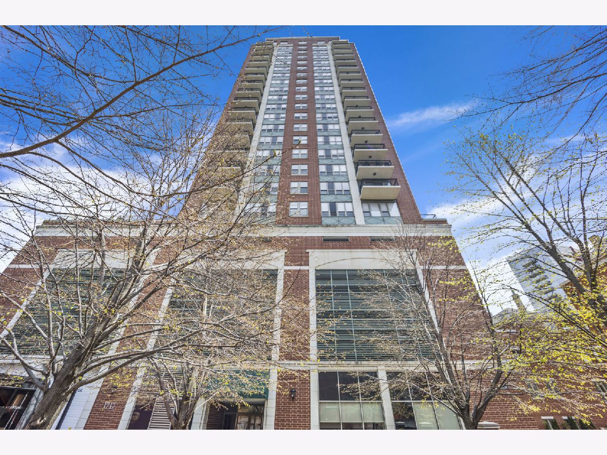 Condos & Townhomes & Homes Rented Prairie District Homes Chicago Illinois, 1717 Prairie