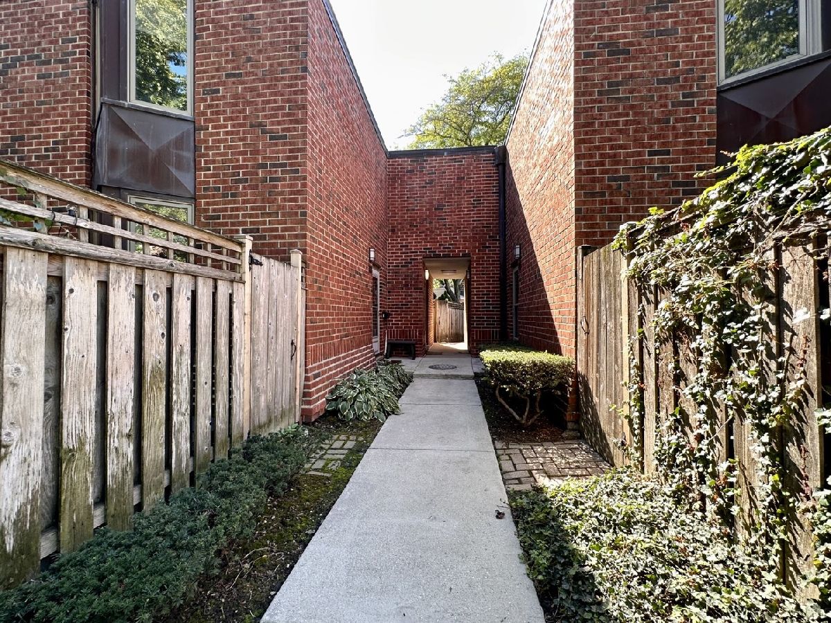 Condos & Townhomes Sold Oz Park Gardens Chicago Illinois, 2058 Larrabee