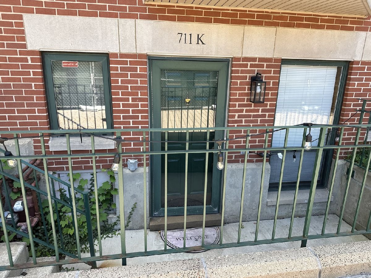 Townhomes & Condos & Homes Rented Garibaldi Square Chicago Illinois, 711 Ashland