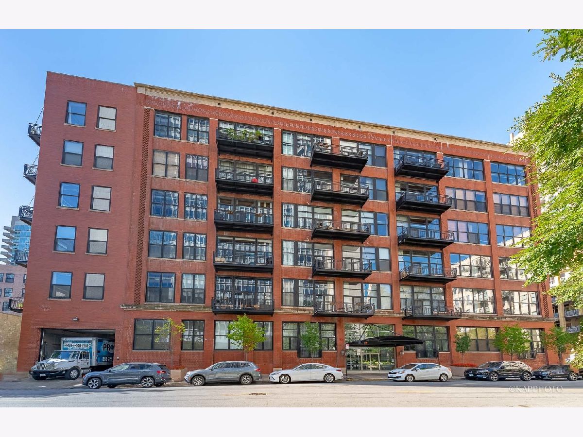 Condominiums Sold River North Commons Chicago Illinois, 525 Superior