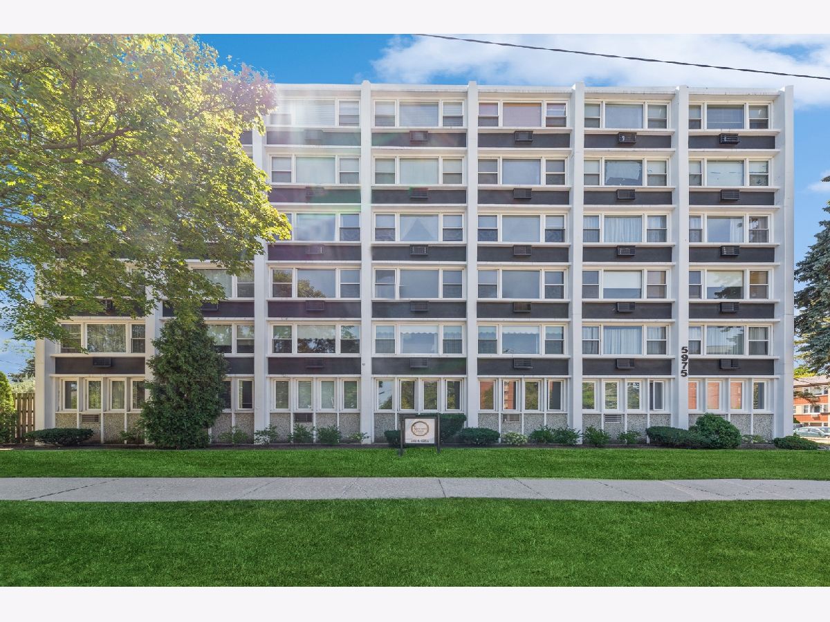 Condominiums Sold Parkway Circle Chicago Illinois, 5975 Odell