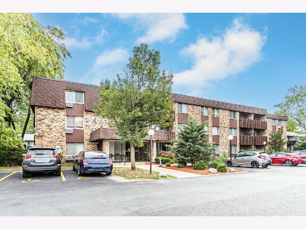 Condominiums Sold Willow Woods Prospect Heights Illinois, 940 Old Willow