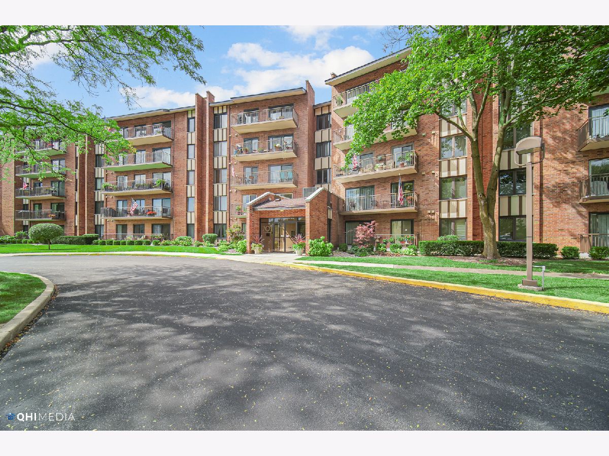 Lake Hinsdale Village Willowbrook IL, Condos & Townhomes For Sale & For