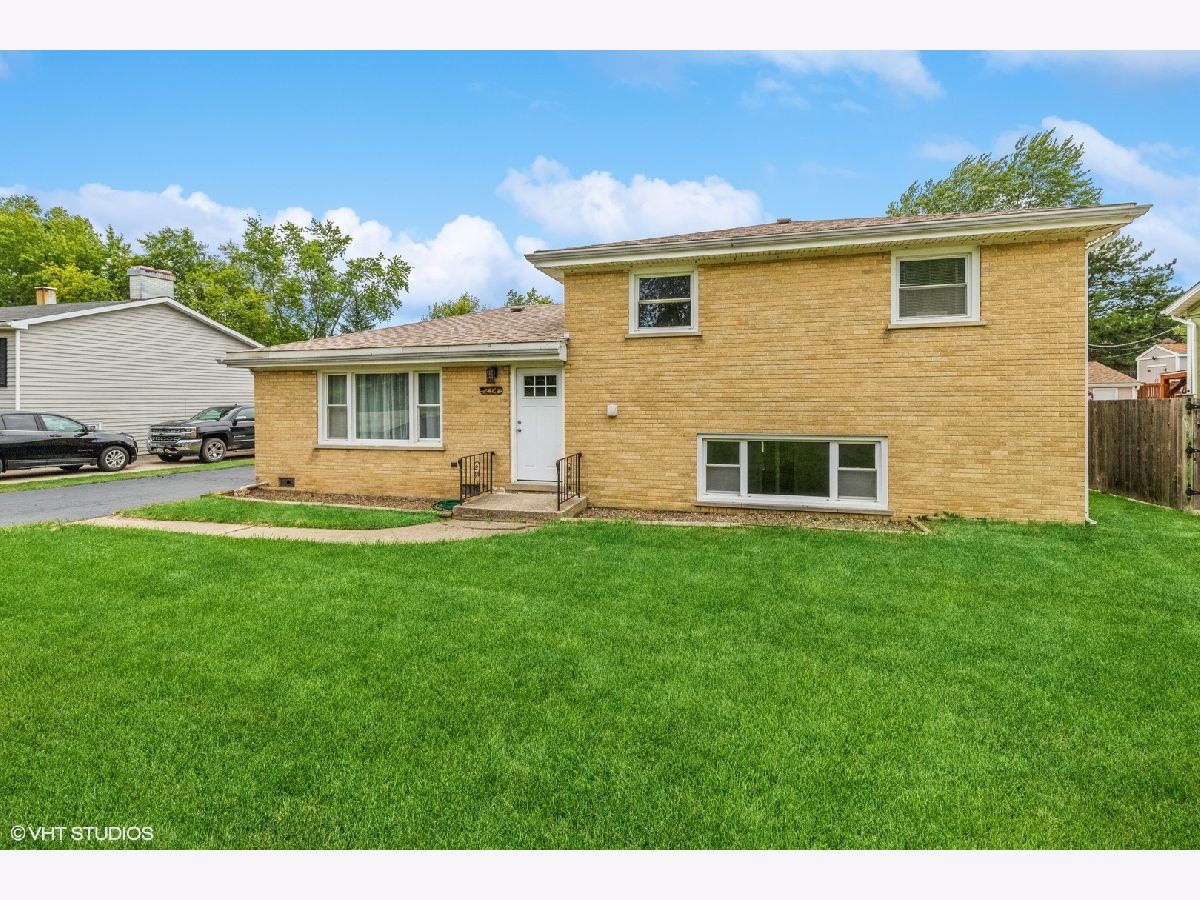 Homes Rented Venetian Village Lindenhurst Illinois, 214 Briar