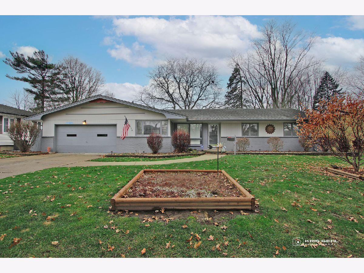 Homes & Condos & Townhomes Sold Eagle Heights Elgin Illinois, 824 Diane