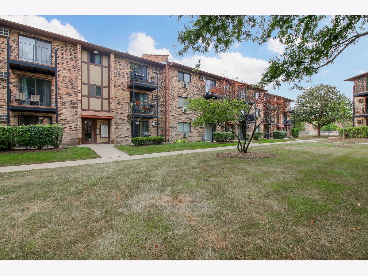Condominiums Sold Klein Creek Carol Stream Illinois, 134 Klein Creek