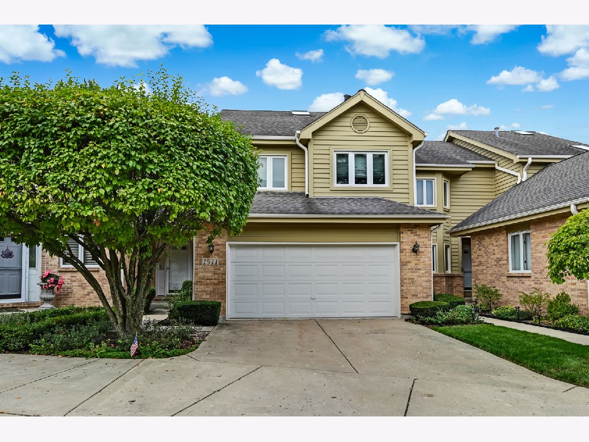 Townhomes & Homes Sold Norman Courts Darien Illinois, 1511 Canterbury