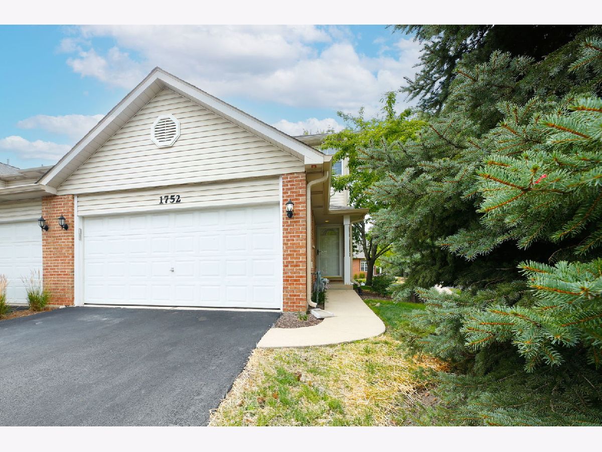 Townhomes Sold Riverbrook West Naperville Illinois, 1752 Windward