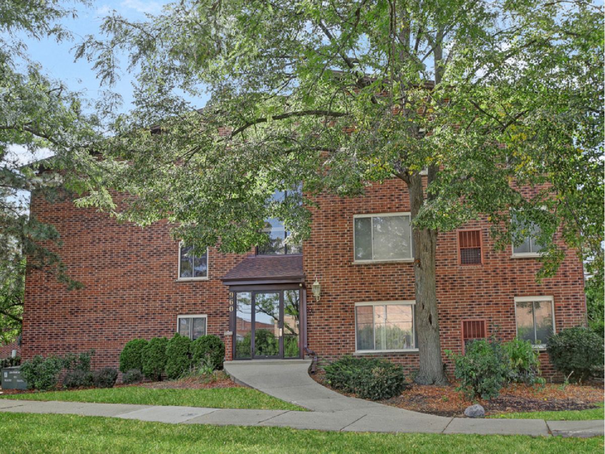 Condominiums Sold 12 Oaks Elk Grove Village Illinois, 960 Perrie