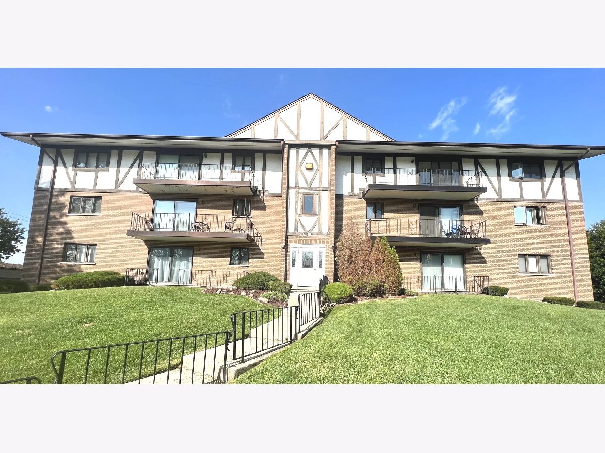 Condominiums Rented Green Valley Palos Hills Illinois, 11000 Theresa