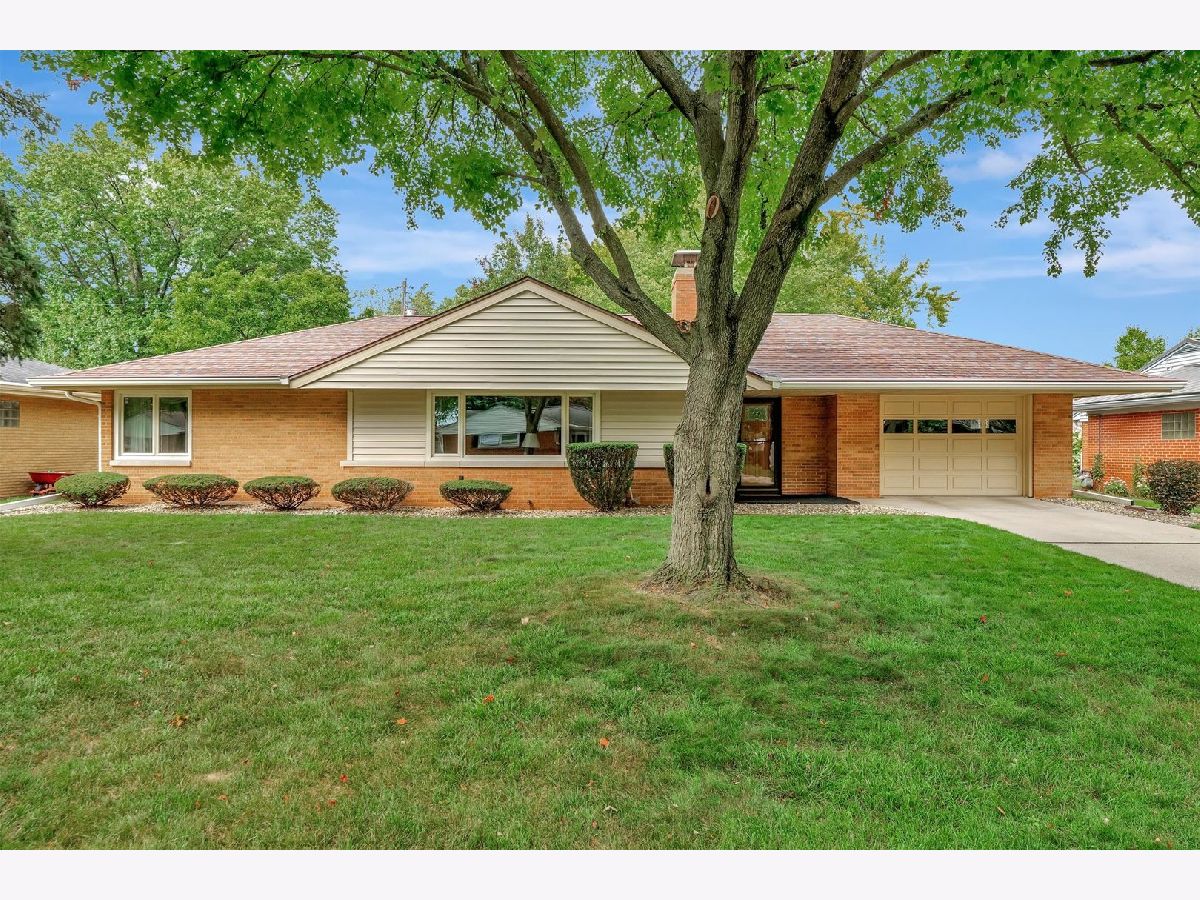 Homes & Condos & Townhomes Sold Town & Country Bloomington Illinois, 905 Dolphin