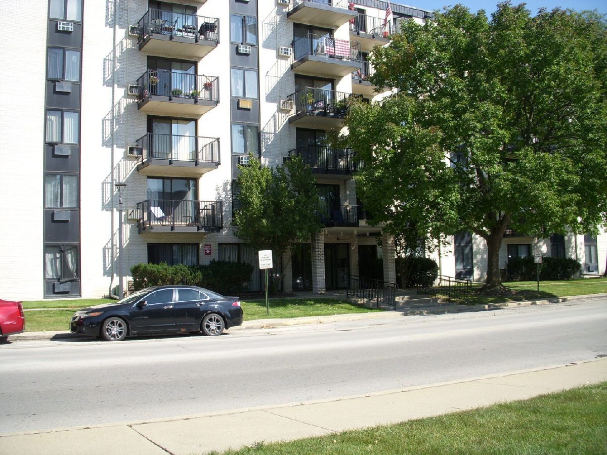 Condos & Townhomes & Homes Rented Terrace Square Niles Illinois, 9701 Dee