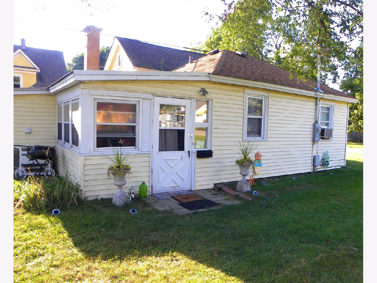 Homes & Condos & Townhomes Rented Old Town Carpentersville Illinois, 100 Oak