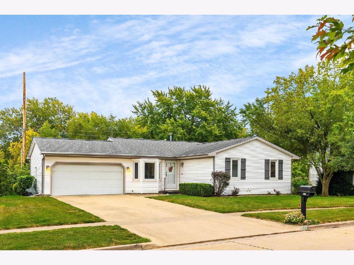 Homes & Condos & Townhomes Sold Laesch Acres Bloomington Illinois, 206 Wildflower