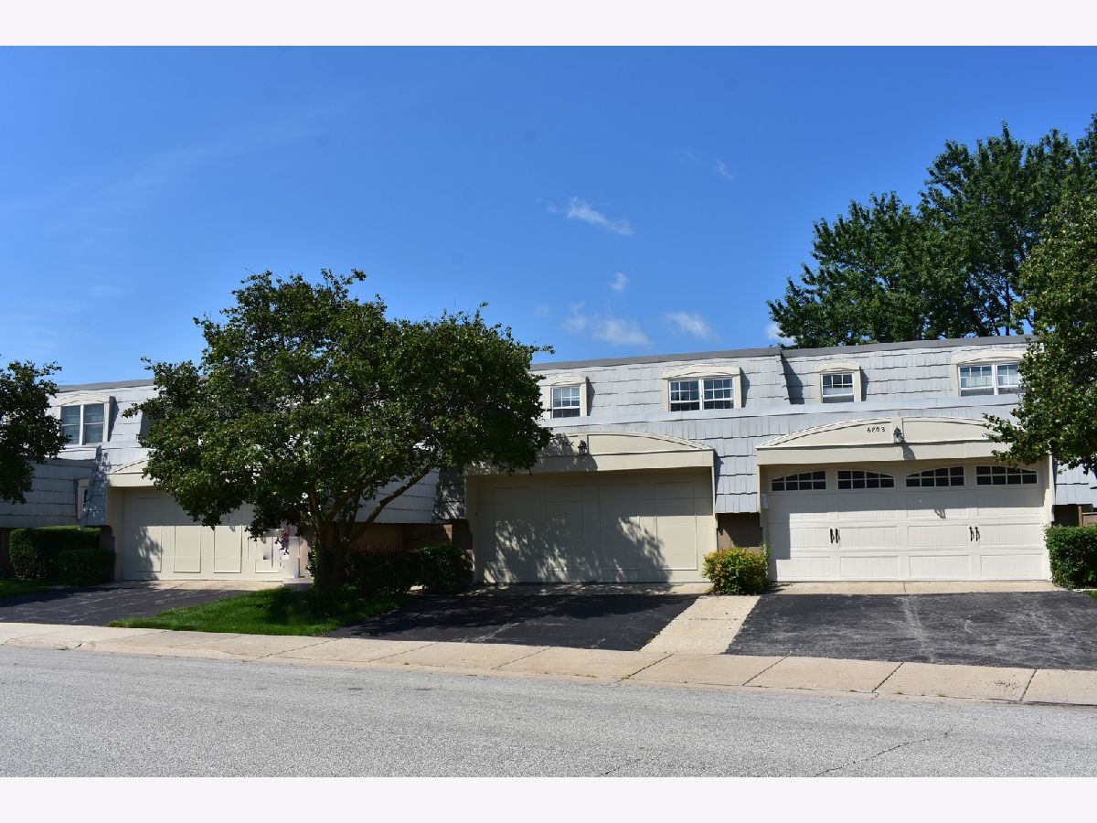 Townhomes & Condos & Homes Rented Elk Grove Estates Elk Grove Village Illinois, 680 Versailles