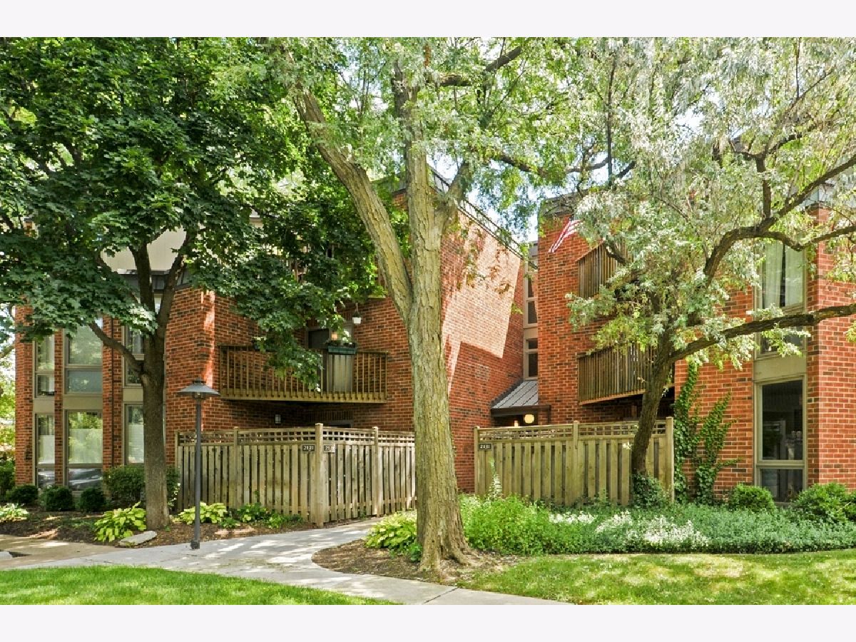 Condos & Townhomes Rented Oz Park Gardens Chicago Illinois, 2131 Larrabee