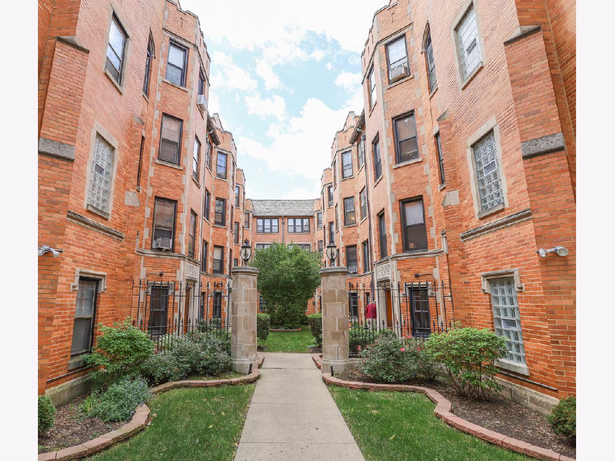 Condos & Townhomes Rented Saxony Court Chicago Illinois, 4514 Paulina