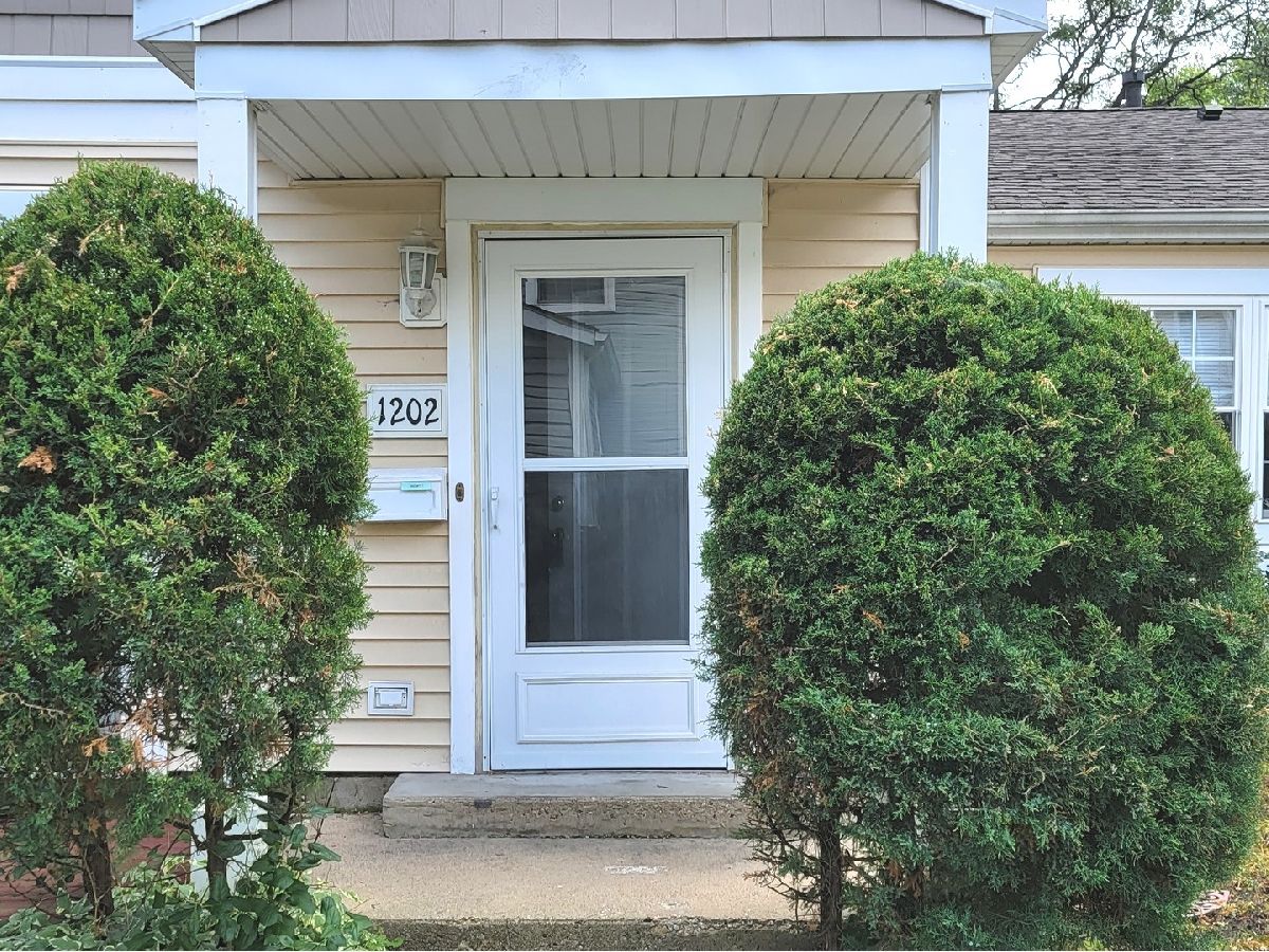 Townhomes & Condos Rented Cedar Run Wheeling Illinois, 1202 Quincy
